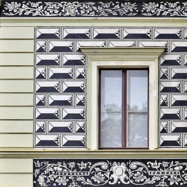 Egy régi épület ablakából. Old Prague, 2019.  - Fotó, kép
