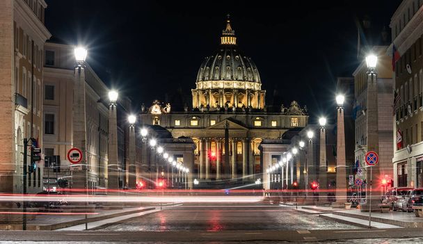 Ο Καθεδρικός Ναός του Αγίου Πέτρου στο Βατικανό το βράδυ - Φωτογραφία, εικόνα