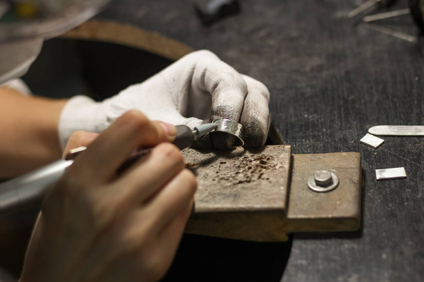 Ювелірний майстер працює над створенням срібного кільця
 - Фото, зображення
