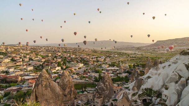 CAPPADOCIA, TURKEY - MAY 04, 2018: Hot air balloon flying over rock landscape at Cappadocia Turkey - Foto, afbeelding