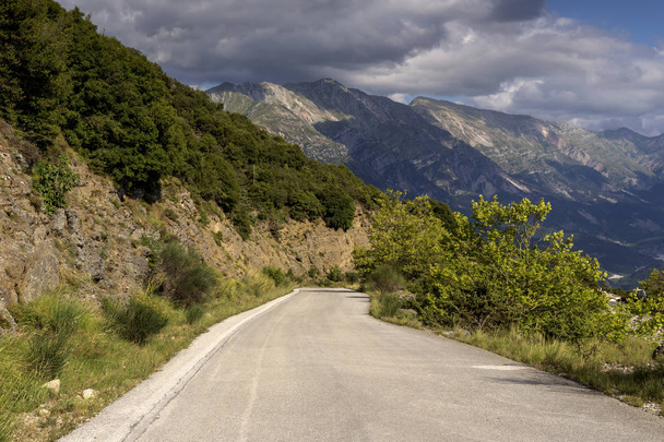 Camino rural en las montañas (región Tzoumerka, Grecia, montañas
 - Foto, imagen