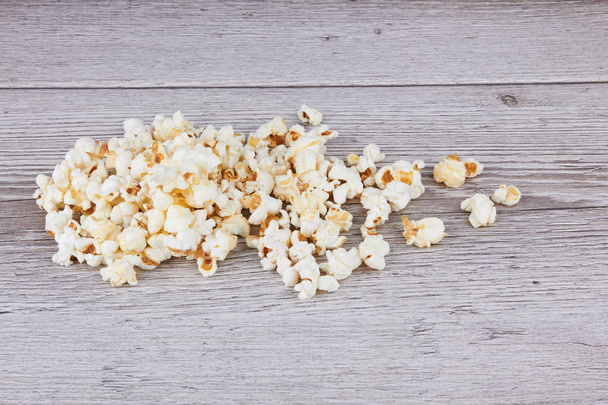 Popcorn on wooden background - Valokuva, kuva