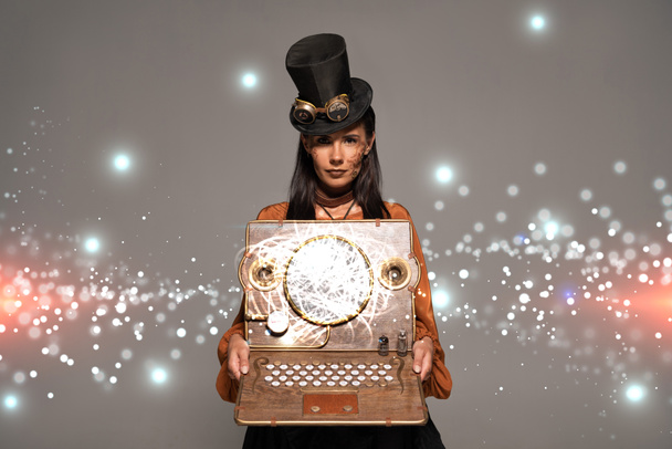 steampunk nő cilinderben szemüveg mutatja vintage laptop izzó digitális illusztráció elszigetelt szürke - Fotó, kép