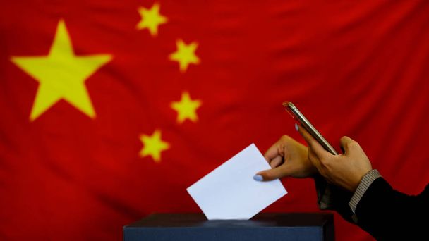 Documento elettorale per il concetto di voto elettorale. elezioni, La mano della donna che mette il suo voto nelle urne. Cina Bandiera sullo sfondo
. - Foto, immagini