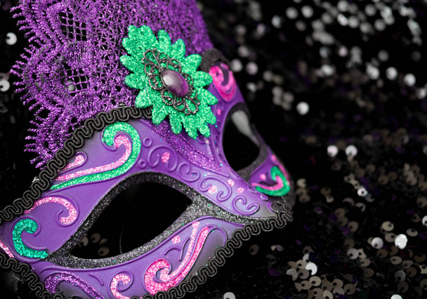 Paarse carnaval masker in zwarte glanzende achtergrond met Kopieer ruimte   - Foto, afbeelding