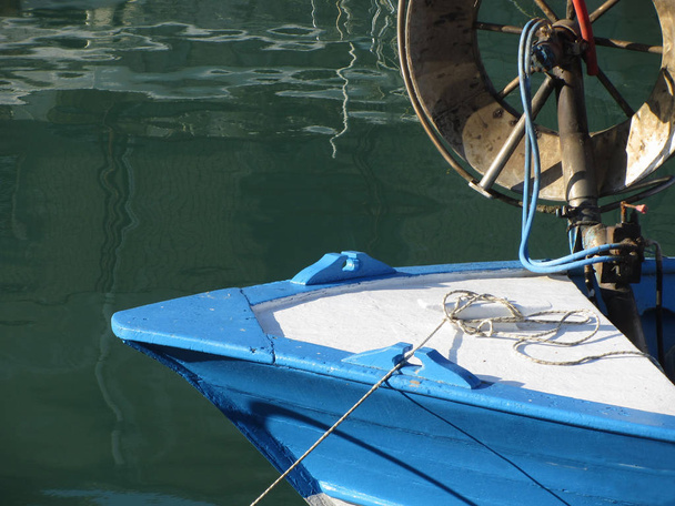 Egy fából készült halászhajón, vonóháló-csörlő a fedélzeten. A halászhajót a kikötőben Horgonyzott. Toszkána, Olaszország - Fotó, kép