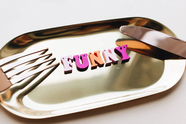 çatal ve bıçak ile metal tepsiüzerinde renkli ahşap harfler, Komik yazı  - Fotoğraf, Görsel