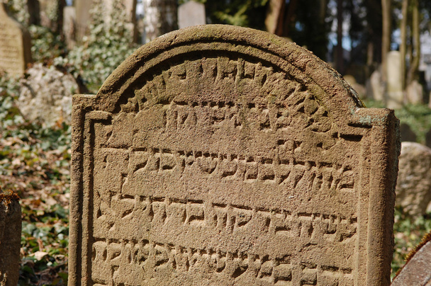 Tumbstone en un cementerio judío
 - Foto, imagen