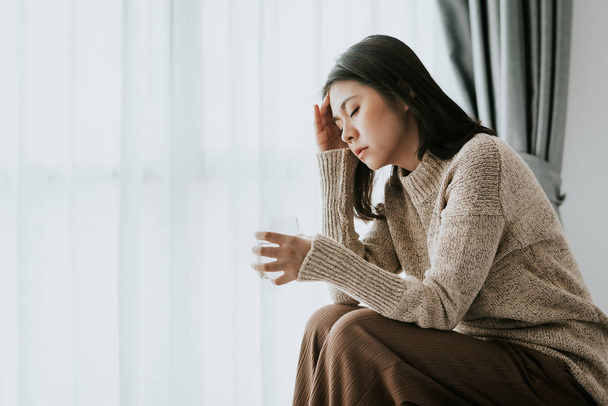 woman feeling  headache from flu and cold  - Foto, afbeelding