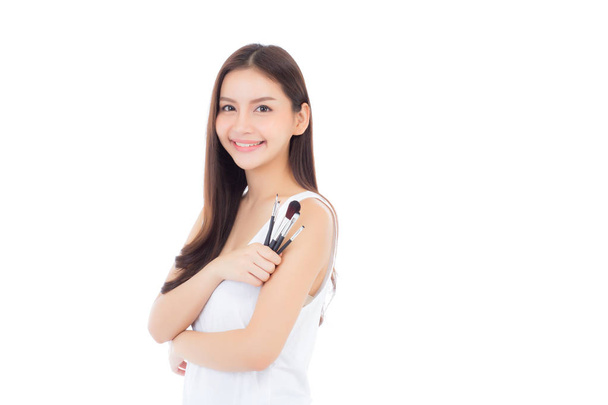 beauté asiatique femme application maquillage avec brosse sur main isolé
  - Photo, image