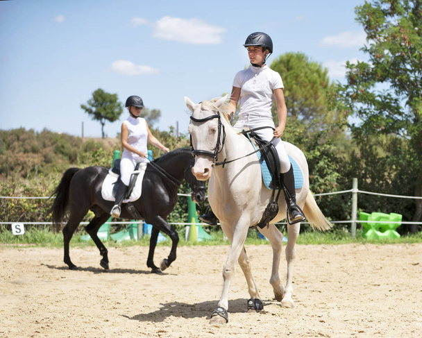 paardrijden meisje en paard - Foto, afbeelding