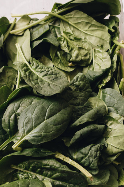 foglie di spinaci verdi freschi - Foto, immagini
