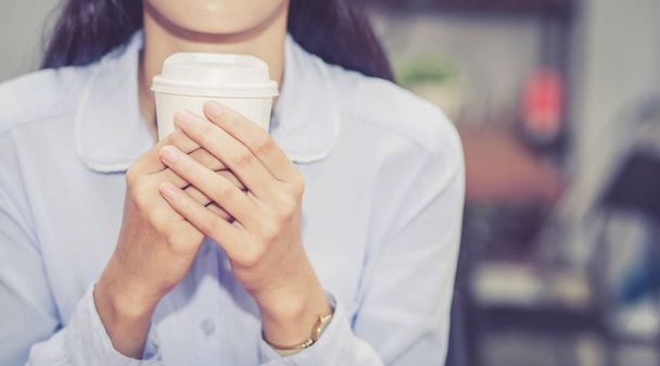Nahaufnahme junge asiatische Frau Kaffee trinken und lächeln in die morni - Foto, Bild