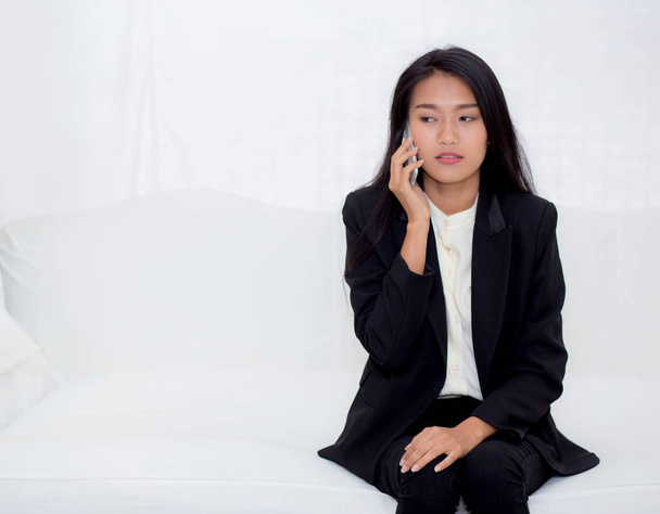 Красивая молодая азиатка разговаривает по телефону и улыбается в живую
 - Фото, изображение