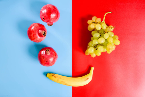 Gezonde vruchten van rode kleuren geïsoleerd op platte achtergrond. - Foto, afbeelding