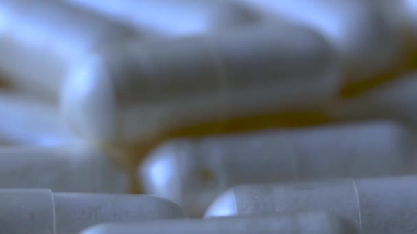 Makró közelről forgó kapszula, gyógyszertár háttér - Felvétel, videó