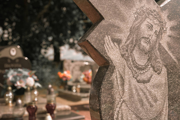 Pedra tumular, memoriais e lápides no cemitério
 - Foto, Imagem