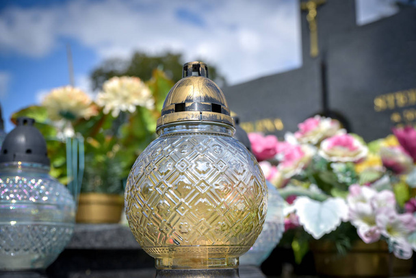 Cementry, świece kwiaty na cmentarzu - Zdjęcie, obraz