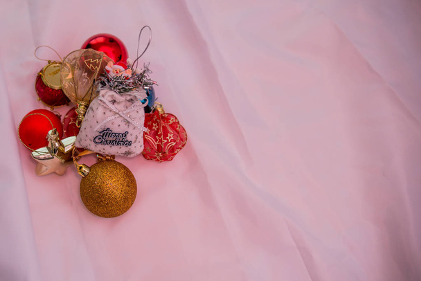  christmas balls on red background - Foto, afbeelding
