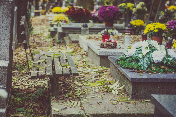 Ностальгічний і сумний День усіх святих на осінньому кладовищі. - Фото, зображення