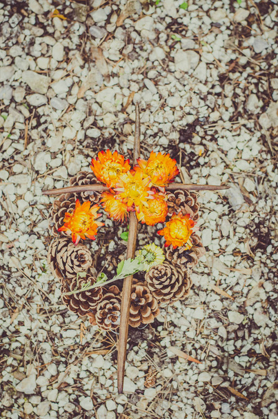 Blumenschmuck am Grab zu Allerheiligen auf dem Friedhof - Foto, Bild