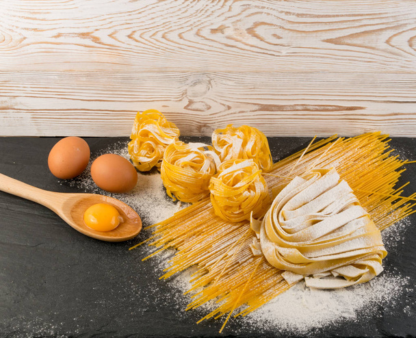 Ham sarı İtalyan makarna pappardelle, fettuccine veya tagliatelle - Fotoğraf, Görsel