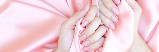 Жіночі руки з ніжним натуральним манікюром
.  - Фото, зображення