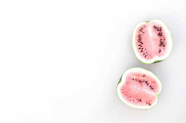 frische Hälften von Wassermelone auf hellbeigem Hintergrund. - Foto, Bild
