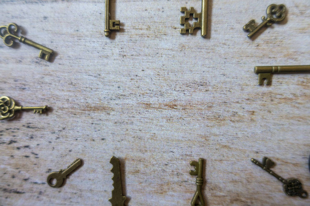 Старый золотой ключ какого-нибудь замка
 - Фото, изображение