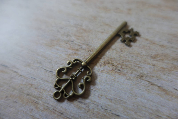 A velha chave dourada de alguma fechadura
 - Foto, Imagem