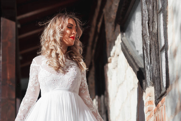 Чуттєва жінка на сходах. Жінка наречена в білій весільній сукні. Дівчина з гламурним виглядом. Модна модель
. - Фото, зображення