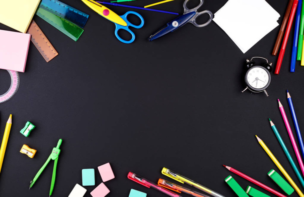 шкільне приладдя: різнокольорові дерев'яні олівці, блокнот, паперова стрічка
 - Фото, зображення