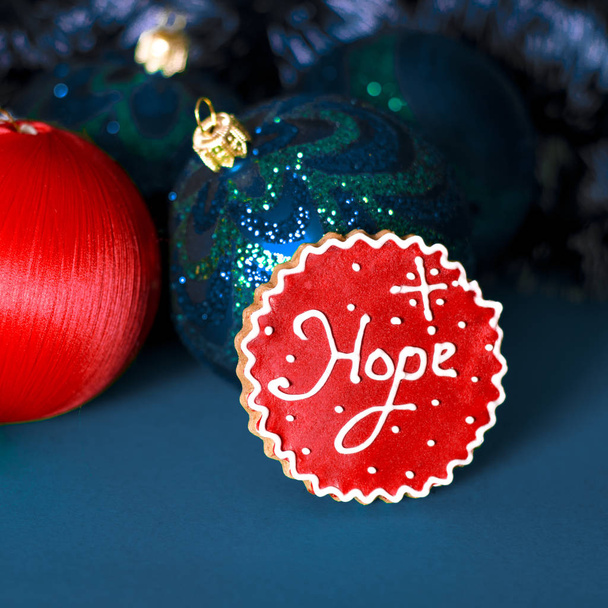 Joulukortti: Punainen joulukuusi lelu sijaitsee sinisellä taustalla
 - Valokuva, kuva
