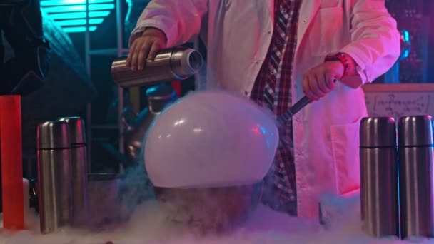 科学者は気球に液体窒素を注ぐ - 驚くべき化学反応のショー - 映像、動画