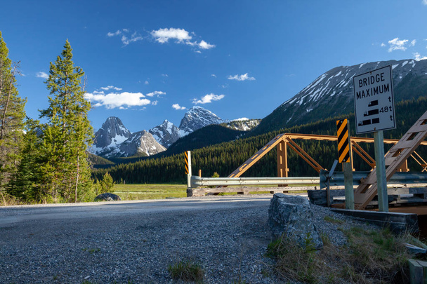 Un puente en un camino de tierra en Kananaskis en las Rocosas Canadienses
 - Foto, imagen