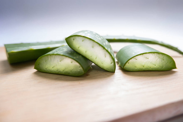 Aloe vera Jel her iki madde izleri tedavi ve sağlık içecekleri veya cilt için iyi kozmetik üretmek için kullanılan vardır - Fotoğraf, Görsel