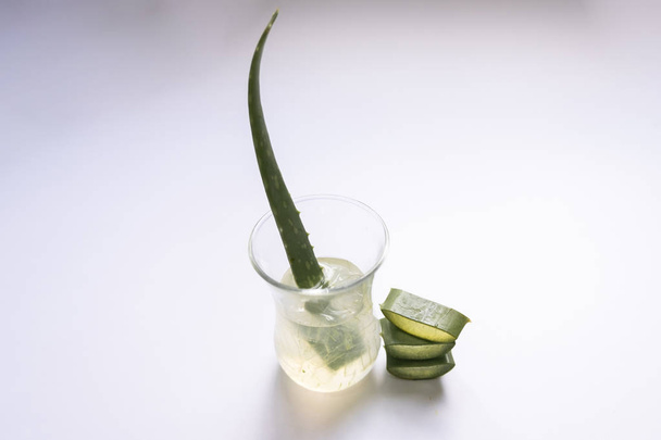Aloe vera Gel qui a les deux substances pour guérir les cicatrices et utilisé pour produire des boissons santé ou des cosmétiques qui sont bons pour la peau
 - Photo, image