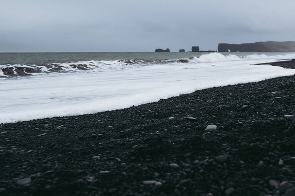 Playa de arena negra en Vik, Islandia
 - Foto, Imagen