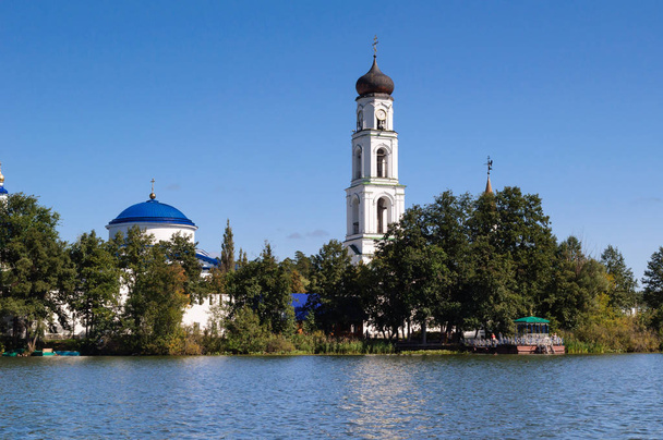 Gölden Raif Manastırı'nın çan kulesine manzara, Rusya. - Fotoğraf, Görsel