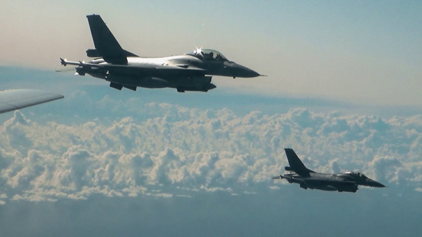 空中に2機のF-16戦闘機 - 映像、動画