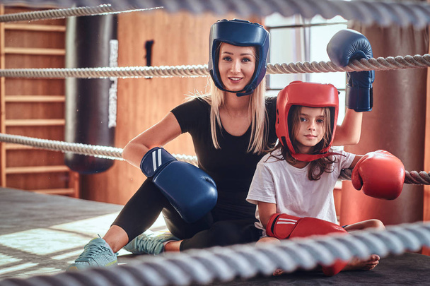 Krásný boxertrenér a její mladý sluha - Fotografie, Obrázek