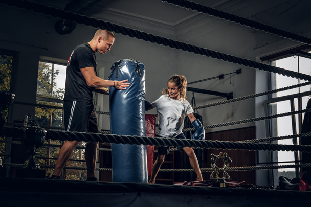 Маленькая симпатичная девочка получила свою первую боксерскую тренировку
 - Фото, изображение