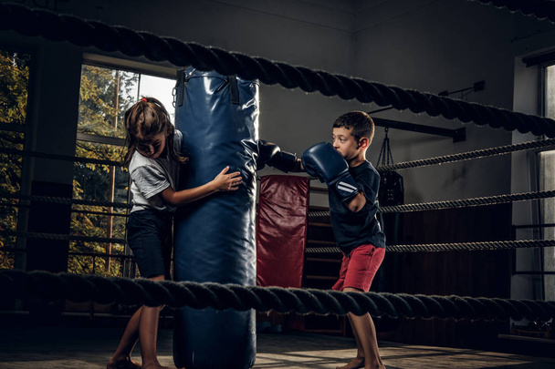Engraçado menino tem seu treinamento privado com expirienced treinador no ringue
 - Foto, Imagem