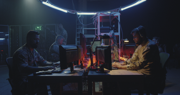 Soldaten arbeiten an Computern - Filmmaterial, Video