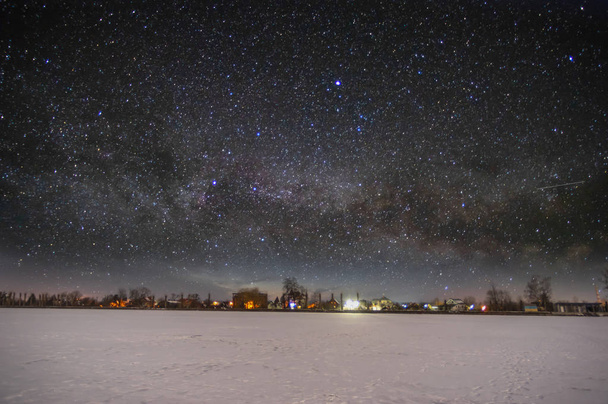 Nachtstadt auf dem Hintergrund des Sternenhimmels - Foto, Bild