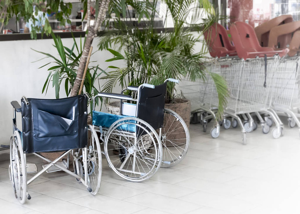 Rolstoelservice punt in winkelcentrum. Twee rolstoelen wachten op uitgeschakelde diensten in het warenhuis. - Foto, afbeelding