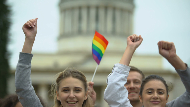 Ativistas pulando cantando slogans LGBT, mostrando símbolos de arco-íris pintados, bandeiras
 - Filmagem, Vídeo