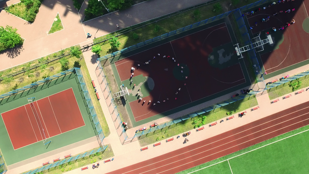 Escuela niños entrenamiento gimnasio clase al aire libre. Vista aérea Clase de educación física
 - Imágenes, Vídeo