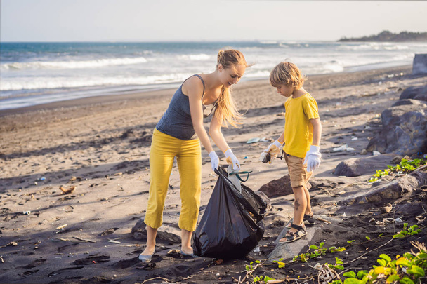 Mother and son are cleaning up the beach. Natural education of children - Foto, Imagem