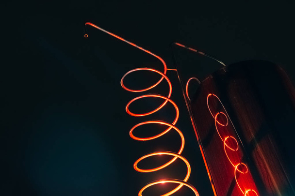 Vat e espiral metálica de máquina de álcool vermelho iluminado
 - Foto, Imagem